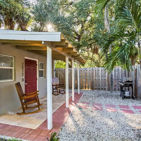 The Cottage In The Oaks - By Avi
